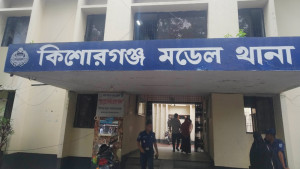 রাস্তার পাশে পড়ে ছিল অটোরিকশাচালকের লাশ
