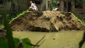 আত্রাই নদীর বেড়িবাঁধ ভেঙে লোকালয়ে পানি, বিপাকে কয়েকশ' পরিবার