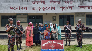 ভারতে অনুপ্রবেশকালে তেঁতুলিয়ায় ১১ বাংলাদেশি নারী আটক