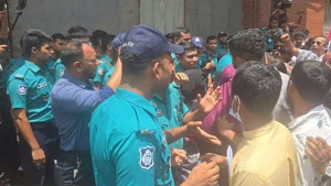 আইন উপদেষ্টার পদত্যাগ দাবিতে সচিবালয়ের সামনে শহীদ পরিবার-আহতরা