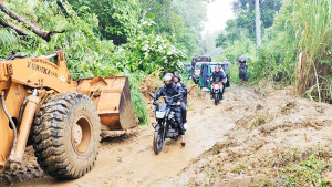 পাহাড় ধসে বাঘাইছড়ি-দীঘিনালা সড়ক বন্ধ: ৬ ঘণ্টা পর যান চলাচল স্বাভাবিক