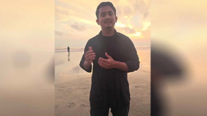 কক্সবাজার সমুদ্রসৈকতে দাঁড়িয়ে লাইভে সারজিস