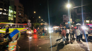 শাহবাগে অবরোধকারীদের সঙ্গে ‘প্রকৃত জুলাই যোদ্ধা’দের সংঘর্ষ, পুলিশের লাঠিচার্জ