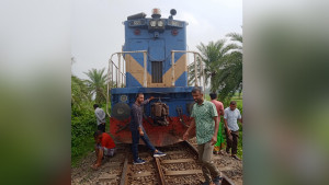 মাঝপথে ট্রেনের ইঞ্জিন হঠাৎ বিকল, দুর্ভোগে যাত্রীরা