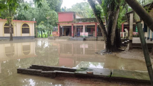 বৃষ্টি হলেই জলাবদ্ধতা, শিক্ষার্থী কমে যায় বিদ্যালয়ে