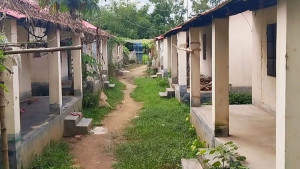 আশ্রয়ণের ঘরে তালা দিয়ে বাসিন্দারা থাকেন অন্যত্র