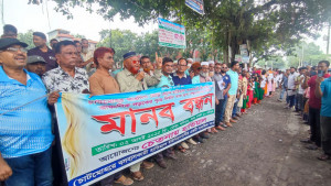 সড়ক সংস্কারের দাবিতে ১৪ কিমিজুড়ে মানববন্ধন