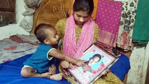 বাবার ছবি জড়িয়ে অবুঝ আবিরের ‘বাবা’ ডাক