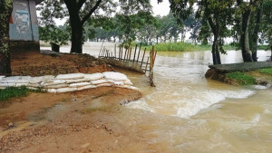 ঢলের পানির তোড়ে দুই সড়কে ভাঙন, দুর্ভোগ