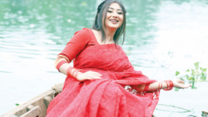 রোদ বৃষ্টিতে ঘোরাঘুরি
