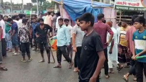 বিজয় মিছিলকে কেন্দ্র করে দুপক্ষের হামলা-ধাওয়া