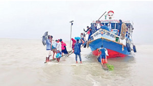 জোয়ারে পানি, ভাটায় কাদা  মাড়িয়ে উঠতে হয় লঞ্চে