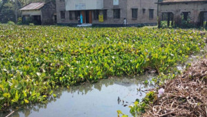 ঝুঁকিপূর্ণ ভবনের ভেতর দিয়ে যেতে  হয় স্বাস্থ্যকেন্দ্রে
