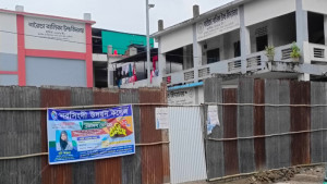 সড়কের পেটে যাচ্ছে বিদ্যালয়