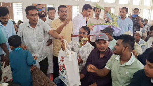 জুলাইযোদ্ধাদের পিয়ন দিয়ে ফুল দেওয়ায় ক্ষোভ