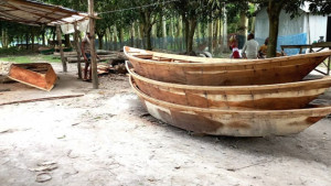 ভরা বর্ষায় পানির দেখা নেই লোকসানে নৌকার কারিগর