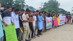 শান্তিগঞ্জে সড়ক অবরোধ করে বিক্ষোভ শিক্ষার্থীদের
