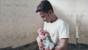 হাজতে আসামির কোলে শিশু, দুই পুলিশ প্রত্যাহার