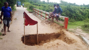 ভাঙনের মুখে দেওচড়া সেতু