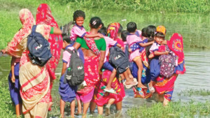 তিনশ মিটারের ত্রাহিযাত্রা