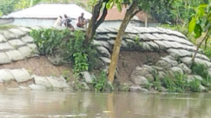 করতোয়ার পানি বেড়ে ধসের ঝুঁকিতে সড়ক