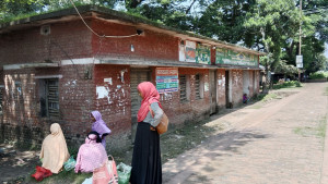 অর্ধেক স্টেশনই বন্ধ, দুর্ভোগে যাত্রী