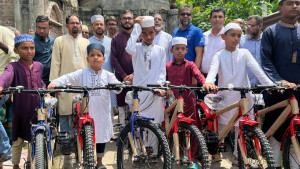 পুরস্কার হিসেবে সাইকেল পেল সাত কিশোর