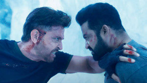 কেউ কাউকে জায়গা ছেড়ে দেননি