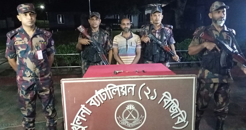 বেনাপোলে পিস্তলসহ অস্ত্র বিক্রেতা আটক