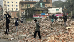 রাজশাহীতে গুঁড়িয়ে দেওয়া হলো আ.লীগ কার্যালয়, ইট-রড খুলে নিয়ে যাচ্ছেন লোকজন