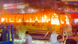 বাড্ডায় যাত্রীবাহী বাসে আগুন