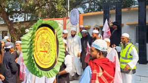 শহীদ মিনারে জুতা পায়ে ইসলামী আন্দোলনের প্রার্থীসহ নেতাকর্মীরা