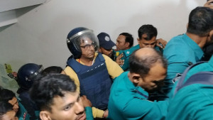 আমাকে যারা নির্দিষ্ট দলের গোলাম বানাতে চায়, এটা তাদের সমস্যা: আদালতে আনিস আলমগীর