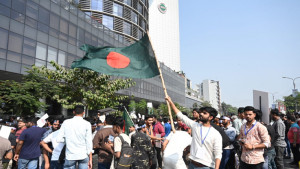 বিটিআরসির সামনে মোবাইল ফোন ব্যবসায়ীদের সড়ক অবরোধ