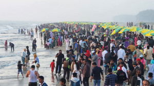 সৈকতে বছরের শেষ সূর্যকে বিদায় জানাল লক্ষাধিক পর্যটক