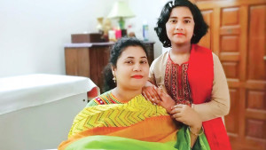 মায়ের শরীরে ৩০, মেয়েকে ৬ বার ছুরিকাঘাত