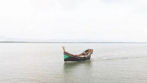 নাফ নদীতে ৪৫ যাত্রী নিয়ে সেন্টমার্টিনগামী ট্রলার আটকা  