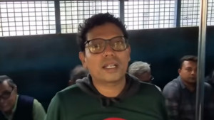প্রিজনভ্যানে দাঁড়িয়ে জাতীয় সংগীত গাইলেন পলক  