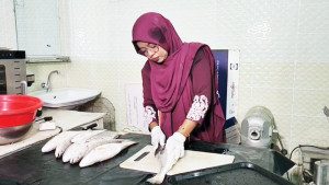 কক্সবাজারে সামুদ্রিক মাছের চিপস