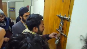 রাবিতে ‌আওয়ামীপন্থিদের পদত্যাগের দাবিতে তিন ডিনের কার্যালয়ে তালা