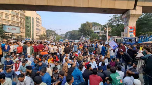 আইজিপির অপসারণ চেয়ে শাহবাগ অবরোধ, দেড় ঘণ্টা বন্ধ ছিল যান চলাচল