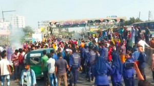 বকেয়া বেতনের দাবিতে ঢাকা-চট্টগ্রাম মহাসড়ক অবরোধ পোশাক শ্রমিকদের