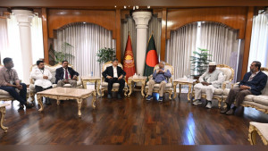 যমুনায় তিন দলকে নিয়ে বৈঠকে প্রধান উপদেষ্টা 
