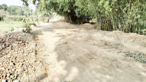 রাস্তা খুঁড়ে লাপাত্তা ঠিকাদার দুর্ভোগে সাত গ্রামের মানুষ
