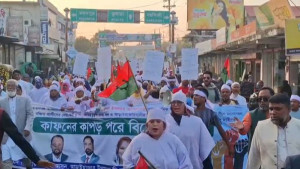 কাফনের কাপড় পরে তিন নেতার কর্মীদের বিক্ষোভ