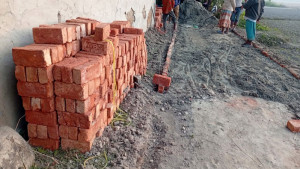 রাস্তা সংস্কারে নিম্নমানের ইট ব্যবহার