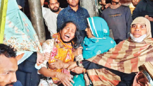 ফ্লাইওভার থেকে ছোড়া ককটেলে তরুণ নিহত