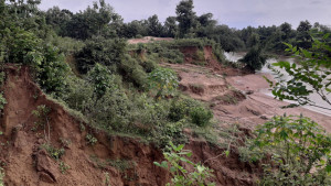 নদীপারে গভীর গর্ত করে বালু তোলায় বিপদে বাসিন্দারা