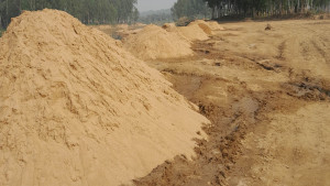 রাত হলে জেগে ওঠে অবৈধ বালু-মাটি ব্যবসায়ী চক্র