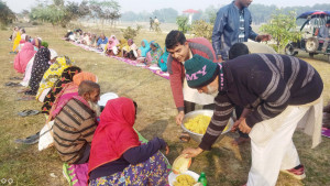 বনভোজনে আনন্দে কাটালেন অসহায় মানুষ
